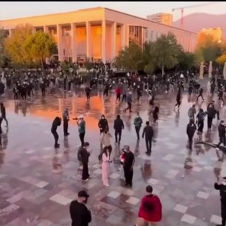 Gli studenti albanesi contro Edi Rama, violenti scontri a Tirana
