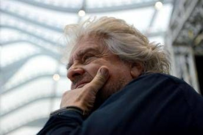 Beppe Grillo, il ritorno sul blog : "Politici? Come zombie nei palazzi"