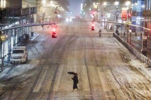 Tempesta di neve negli Usa, 5mila voli cancellati: a New York strade e ponti chiusi Tempesta di neve negli Usa, 5mila voli cancellati: a New York strade e ponti chiusi