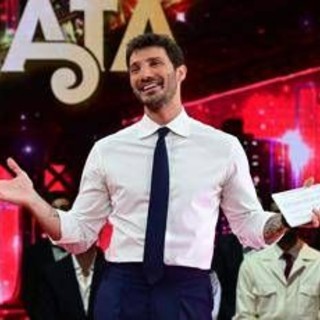 Stasera tutto è possibile, torna il comedy show con De Martino: oggi su Rai 2