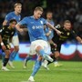 Hojlund sbaglia il rigore, arbitro fa ripetere e De Bruyne segna: caos in Napoli-Frosinone