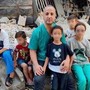 L'appello all'Italia di un medico bloccato a Gaza: &quot;Aiutatemi a salvare i miei 5 figli&quot;