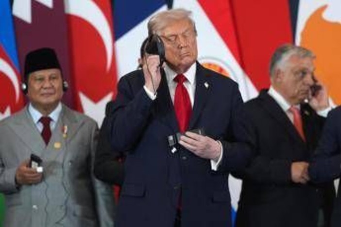 Trump, tutte le 'perle': la grazia a Netanyahu, Meloni 'bellissima', Macron stritolato e Starmer gelato