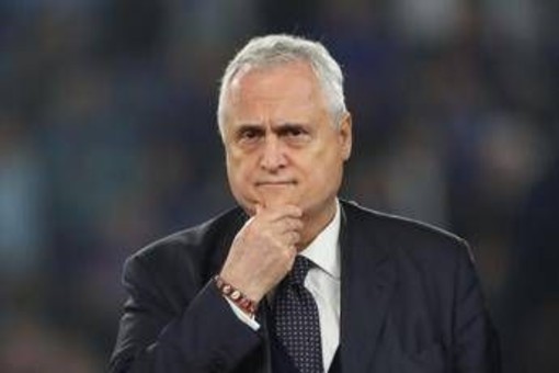 Lazio, la protesta dei tifosi arriva in Inghilterra. The Times: "Lotito contro tutti"