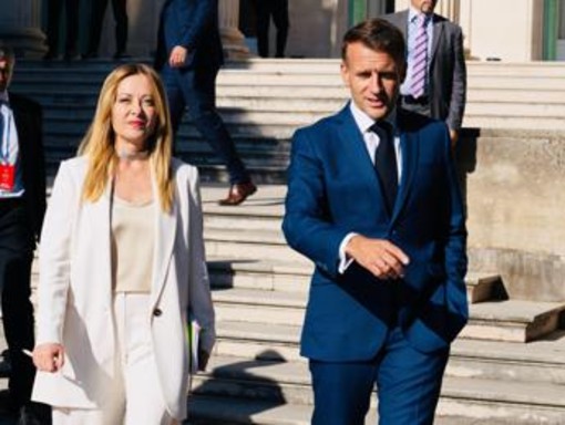 Meloni ritrova Macron, si scioglie il 'gelo' sotto il sole di Antibes: "Iniziativa in Libano"