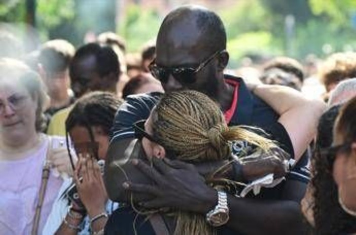 Fallou Sall ucciso per aver difeso un amico, 11 anni a imputato 16enne. Il padre: "Una vergogna"