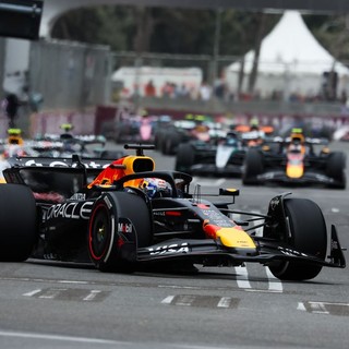 Verstappen trionfa in Azerbaijan, out il leader Piastri