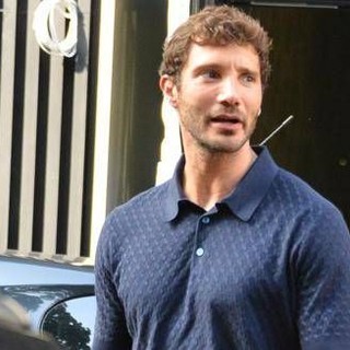 Stefano De Martino vittima di furto a Milano: rubato l'orologio con il trucco dello specchietto