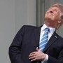 Trump, faccia a faccia con l'eclissi: occhi puntati al sole e niente occhiali