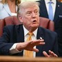 Trump all'Iran: "Ultima chance per un accordo". E rilancia la riapertura di Hormuz entro oggi