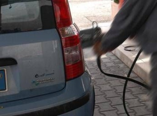Caro carburanti, taglio delle accise ma prezzi benzina e diesel salgono ancora: cosa succede Caro carburanti, taglio delle accise ma prezzi benzina e diesel salgono ancora: cosa succede