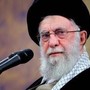 Iran, Khamenei agli Usa: "Navi da guerra nel Golfo? Più pericolosa l'arma che può affondarle"