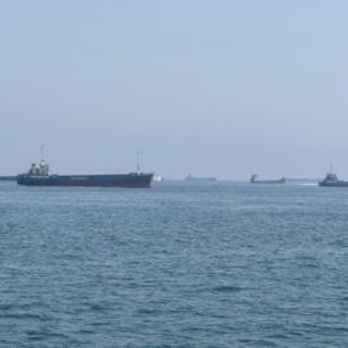 Usa lanciano nuovi attacchi contro Iran: "Teheran non deve minacciare navi"