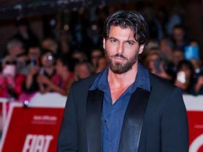 Can Yaman stupisce Fiorello, ecco perché l'italiano di Sandokan è perfetto Can Yaman stupisce Fiorello, ecco perché l'italiano di Sandokan è perfetto