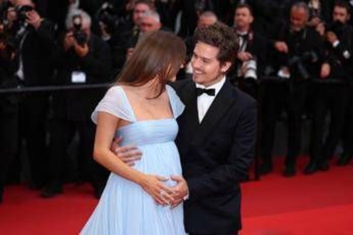 L'ex star di 'Zack e Cody' Dylan Sprouse e Barbara Palvin aspettano un figlio, la rivelazione a Cannes L'ex star di 'Zack e Cody' Dylan Sprouse e Barbara Palvin aspettano un figlio, la rivelazione a Cannes