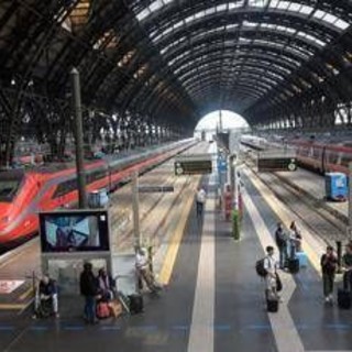Milano, tentano furto da 1,5 milioni sul treno ma la polizia li blocca. L'attrice Tatiana Luter ringrazia