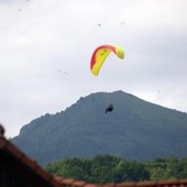 Tarzo, pilota di parapendio si schianta al suolo: morto 53enne Tarzo, pilota di parapendio si schianta al suolo: morto 53enne