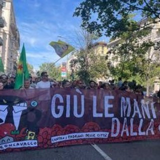 Leoncavallo, in 20mila al corteo: uova e petardi contro la prefettura, blitz al monumento ai caduti