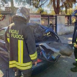 Roma, bombola di ossigeno esplode in un cantiere Atac sulla Prenestina: auto in fiamme, alta colonna di fumo Roma, bombola di ossigeno esplode in un cantiere Atac sulla Prenestina: auto in fiamme, alta colonna di fumo