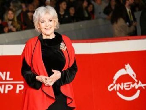 Sanremo 2026, Caterina Caselli riceve il premio alla carriera: l'omaggio al 'Casco d'Oro' Sanremo 2026, Caterina Caselli riceve il premio alla carriera: l'omaggio al 'Casco d'Oro'