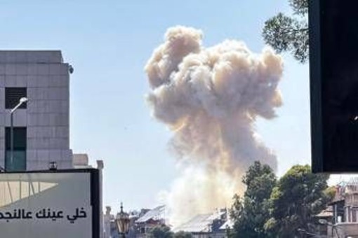 Israele attacca la Siria: &quot;Raid a sostegno dei drusi&quot;. Colpita area palazzo presidenziale a Damasco