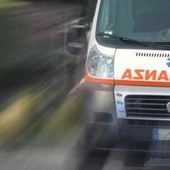 Roma, auto contro semaforo a Torre Maura: morto 26enne