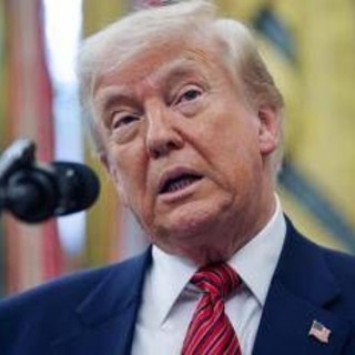 Trump, messaggio all'Iran e post su esercito: &quot;Usa ha tante armi, speriamo di non doverle usare&quot;