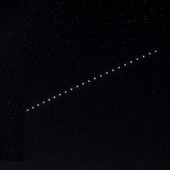 "Non è un aereo, non sono stelle", il 'treno di luci' in cielo: il mistero dell'8 agosto