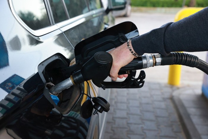 Carburanti: Mimit, prezzo medio self benzina 1,934 euro/litro, gasolio 2,026