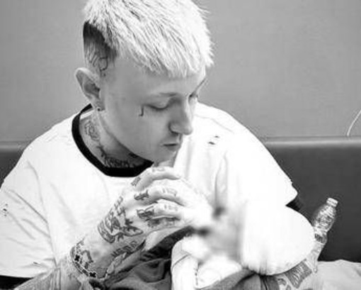 Lazza, il figlio Noah compie un anno: &quot;Il nanetto che mi ha cambiato la vita&quot;