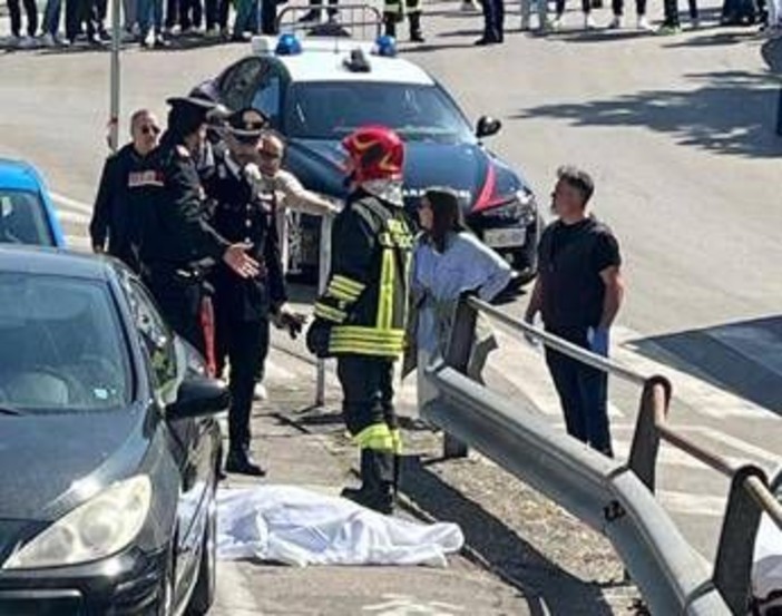 Auto su folla dopo celebrazioni 25 aprile a Lanciano, un morto e diversi feriti