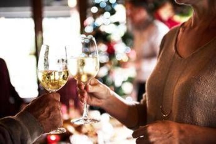 Da brindisi a dopocena, l'alcol minaccia il Natale: a rischio fegato e cervello Da brindisi a dopocena, l'alcol minaccia il Natale: a rischio fegato e cervello