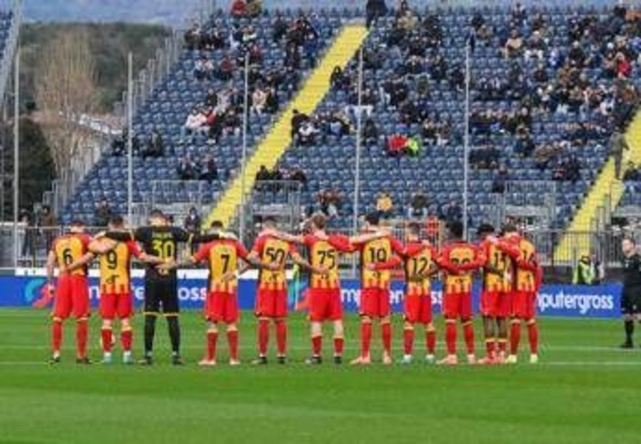 Lecce, morto il fisioterapista del club: rinviata al 27 aprile partita con l'Atalanta