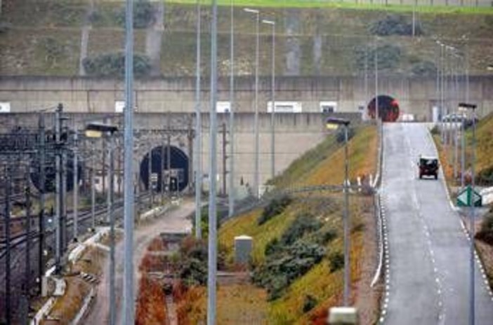 Francia, minibus si scontra con treno fermo all'ingresso del tunnel della Manica: 19 feriti di cui 5 gravi