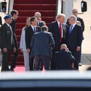 Trump arrivato alla Knesset. A Netanyahu e Herzog: "E' il vostro giorno migliore" Trump arrivato alla Knesset. A Netanyahu e Herzog: "E' il vostro giorno migliore"