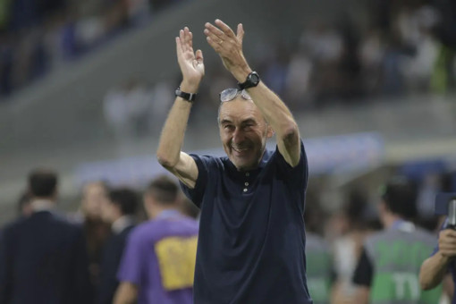 Sarri sfida il suo passato “Juve capitolo chiuso, per l’Atalanta match duro” Sarri sfida il suo passato “Juve capitolo chiuso, per l’Atalanta match duro”