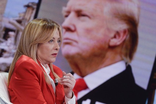 Scontro Trump-Meloni. “Mi ha implorato per una foto”, “Falso, Italia non implora” Scontro Trump-Meloni. “Mi ha implorato per una foto”, “Falso, Italia non implora”