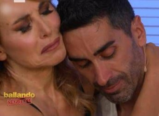 Ballando, Magnini in lacrime dietro le quinte e D'Urso... lo consola Ballando, Magnini in lacrime dietro le quinte e D'Urso... lo consola