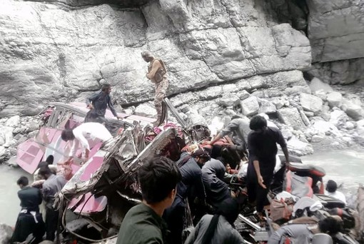 Bus precipita in un burrone in Pakistan, almeno 40 morti Bus precipita in un burrone in Pakistan, almeno 40 morti