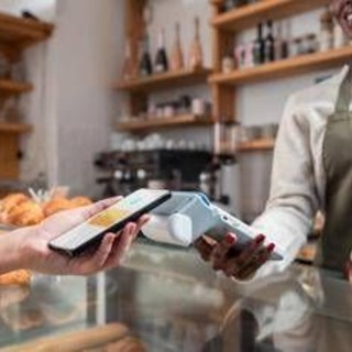 Carte elettroniche, aumenta uso in vacanza: 10 consigli su come non cadere in trappola