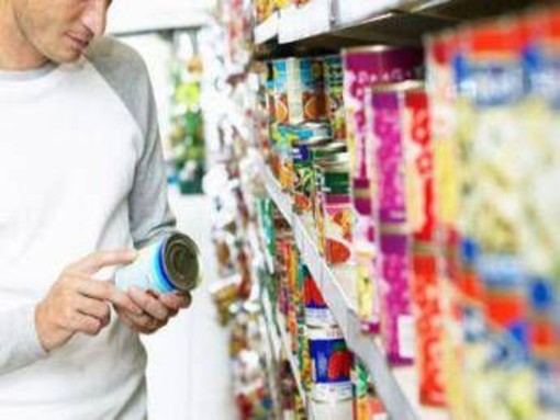 Spreco alimentare, non basta guardare la data: i 5 controlli prima di buttare il cibo
