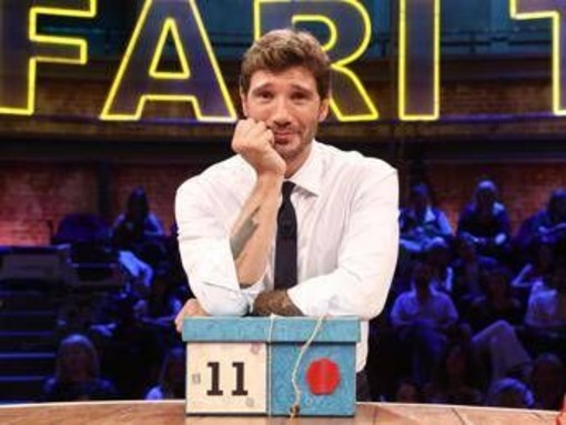 Stefano De Martino compie 36 anni, festa in diretta ad 'Affari Tuoi'