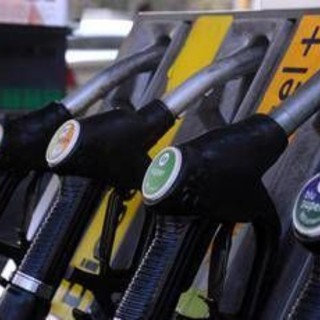 Benzina e diesel, prezzi calano ancora: verde ai minimi da oltre 4 anni
