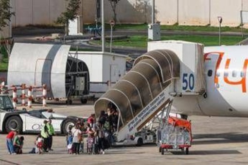 Volo Dubai-Tel Aviv, passeggeri in festa dopo attacco sventato Volo Dubai-Tel Aviv, passeggeri in festa dopo attacco sventato