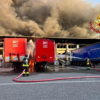 Milano, grosso incendio in un capannone: città 'avvolta' dal fumo