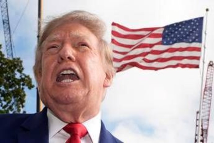 Trump blocca le sanzioni alla Russia, Zelensky accusa: "Nuovo favore a Putin"