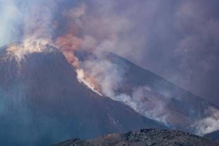 Eruzione Etna e turisti in fuga, è polemica dopo i video: &quot;Perché erano in quota?&quot;