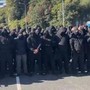 Gb, centinaia di manifestanti incappucciati bloccano Dover: "Fermate le barche dei migranti" Gb, centinaia di manifestanti incappucciati bloccano Dover: "Fermate le barche dei migranti"