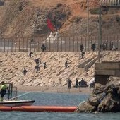 Marocco, tensione al confine: decine di migranti fermati vicino Ceuta