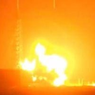 Il razzo di Blue Origin esplode durante il test sulla piattaforma di lancio, Bezos: "Personale al sicuro"